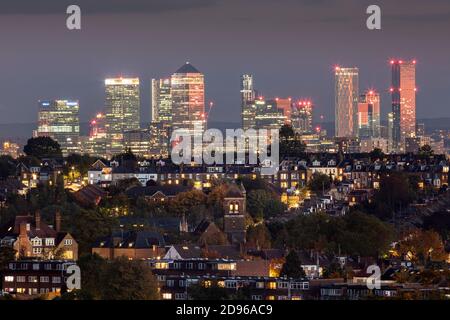 Großbritannien, England, London, Blick auf die Skyline von Muswell Hill in der Innenstadt von London mit Vorstadtwohnungen in Crouch End und der Canary Wharf CBD in Docklands, Abenddämmerung Stockfoto