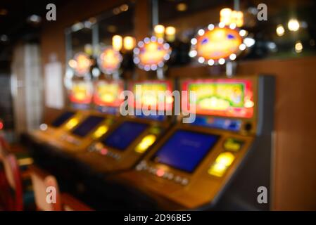 Verschwommenes Bild von Spielautomaten bei den Casino-Spielen Ein Kreuzfahrtschiff Stockfoto