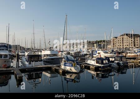 Segelboote in Plymouth Barbican Marina vertäut Stockfoto