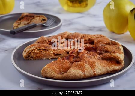 Quitten-Galette mit frischer Quitte. Traditionelle rustikale Obst hausgemachte Kuchen, Blick von oben Stockfoto