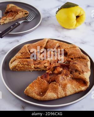 Quitten-Galette mit frischer Quitte. Traditionelle rustikale Obst hausgemachte Kuchen, Blick von oben Stockfoto
