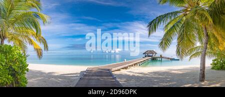 Tropischer Strand, Malediven. Steg Weg in ruhige Paradies Insel. Palmen, weißer Sand und blaues Meer, perfekte Sommerurlaub Landschaft Urlaub Stockfoto