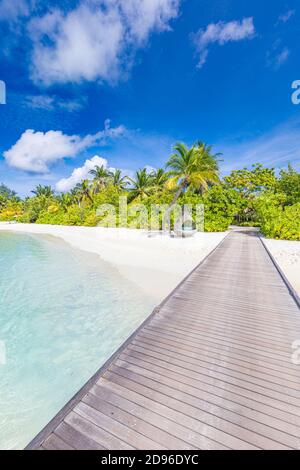 Wunderschöner Strand auf den Malediven. Lange Bootsferien und Tourismus-Konzept. Tropisches Resort Strandlandschaft, Paradiesinsel, Reisekonzept Stockfoto
