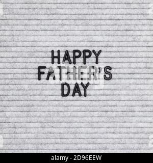 Letterboard mit Urlaubszitat Happy fathers Tag auf grauem Filz-Hintergrund. Stockfoto