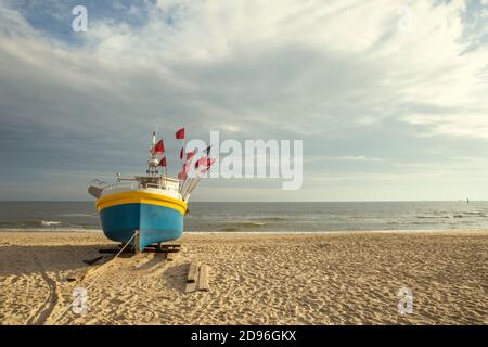 Fischerboot am Strand an der Ostsee, Polen Stockfoto