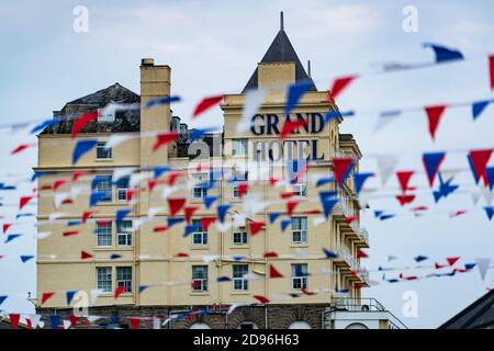 Das Grand Hotel, Llandudno durch patriotische Verpflaerung am Tag der Streitkräfte Stockfoto