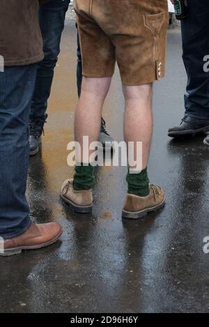 Mann in traditioneller steirischer Lederhose, Volkskultur und Mode Stockfoto