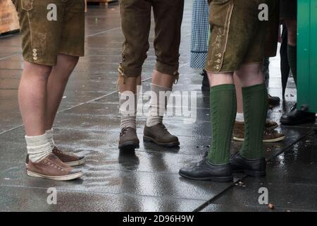 Mann in traditioneller steirischer Lederhose, Volkskultur und Mode Stockfoto