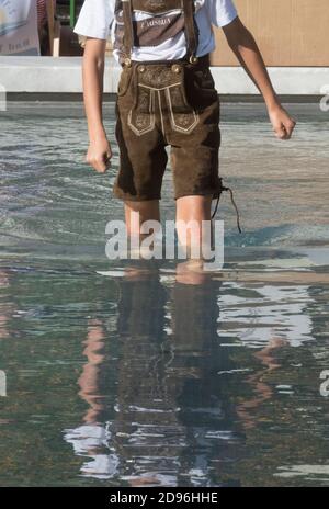 Mann in traditioneller steirischer Lederhose, Volkskultur und Mode Stockfoto