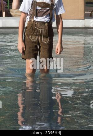 Mann in traditioneller steirischer Lederhose, Volkskultur und Mode Stockfoto