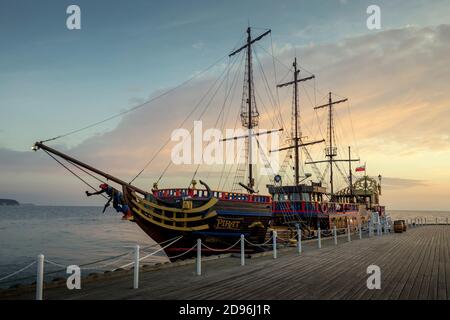 Sopot, Polen - 04. Oktober 2020: Galeonschiff an der Pier in Sopot, Polen Stockfoto