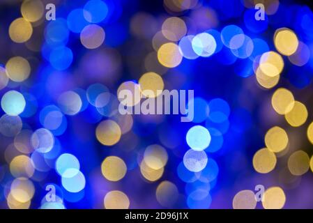 Blau und Gold Bokeh Feiertage Lichter in der Nacht, weihnachten und Neujahr Party Hintergrund Stockfoto