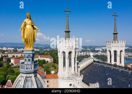 Lyon (Zentralfrankreich): Die Basilika Notre-Dame de Fourviere, die 1896 auf dem Fourviere-Hügel erbaut wurde, überhängt die Stadt. Hier der goldene Statu Stockfoto