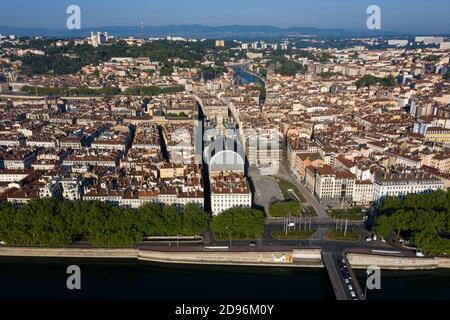 Lyon am 2020/04/24: Luftaufnahme, während der Sperrzeit, über die Ufer der Rhone mit Blick auf die Morand-Brücke, „Place Louis Pradel“ Platz, Stockfoto