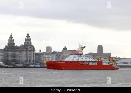 Allgemeine Ansicht der Cammell Laird Werft gebaut RRS Sir David Attenborough als sie Liverpool verlässt, um ihre Versuche in der Irischen See fortzusetzen. Stockfoto