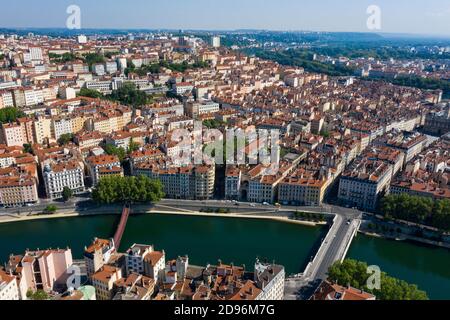 Lyon (Zentral-Ost-Frankreich): Luftaufnahmen von traditionellen Häusern und Gebäuden an den Hängen des Croix-Rousse-Viertels, mit Blick auf die Rhone Rive Stockfoto