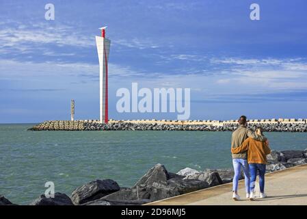 Östlicher Damm / Pier und Radarturm im Hafen von Ostende Seehafen / Hafen Oostende, Westflandern, Belgien Stockfoto