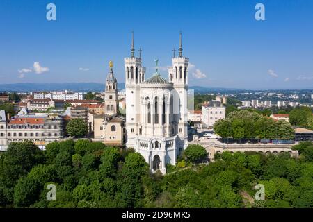 Lyon (Zentral-Ost-Frankreich): Luftaufnahme der Basilika Notre-Dame de Fourviere, erbaut 1896, mit Blick auf die Stadt von der Spitze des Fourvie Stockfoto