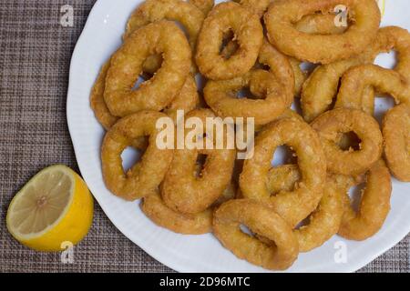 Platte mit panierten Tintenfischringen. Tintenfisch-Ringe im römischen Stil Stockfoto