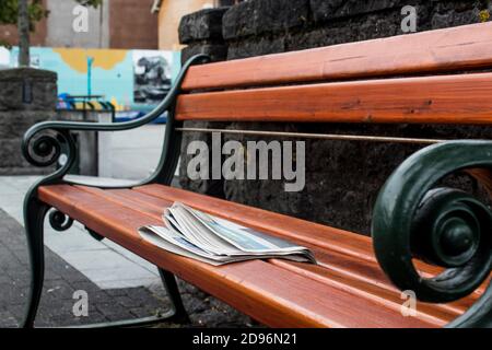 Zeitung auf einer Bank in der Innenstadt von Reykjavik Stockfoto