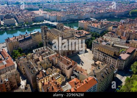 Lyon (Zentral-Ost-Frankreich): Luftaufnahme des Platzes „Place Saint-Jean“ und der Kathedrale von Lyon, am Fluss Saone, im Herzen des Mittelalters und der Renaissance Stockfoto