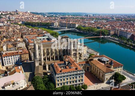 Lyon (Zentral-Ost-Frankreich): Luftaufnahme des Platzes „Place Saint-Jean“ und der Kathedrale von Lyon, am Fluss Saone, im Herzen des Mittelalters und der Renaissance Stockfoto