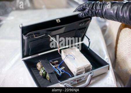 Der Koffer ist mit einer Kombination mit einer Sprengladung verschlossen. Ein mit Sprengstoff gefüllter Kofferraum. Stockfoto