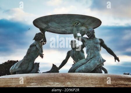 Valletta, Malta - Januar 01 2020: Triton's Brunnen in Bronze am Stadttor von Valletta, Malta, von unten betrachtet Stockfoto