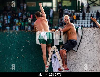 Fans, die hinter dem Zaun auf Leitern stehen, beobachten ein tschechisches Match der ersten Division zwischen den Bohemians Prag und 1. FC Slovacko in Prag, Tschechische Republik Stockfoto