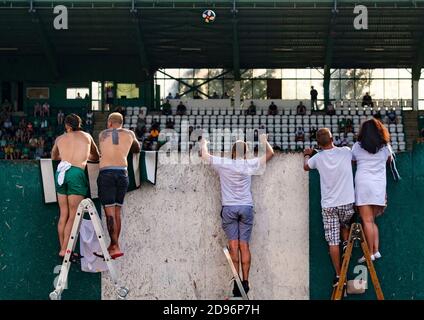 Fans, die hinter dem Zaun auf Leitern stehen, beobachten ein tschechisches Match der ersten Division zwischen den Bohemians Prag und 1. FC Slovacko in Prag, Tschechische Republik Stockfoto