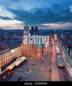 Luftaufnahme des gotischen Rathauses in der Abenddämmerung in Breslau, Polen Stockfoto
