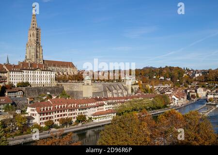 Bern Schweiz - 10.25.2020 Blick auf Berner Münster und die Aare Fluss im Herbst Stockfoto