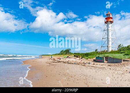 Pape Alter Leuchtturm in Pape, Lettland ist ein Leuchtturm an der lettischen Küste der Ostsee Stockfoto