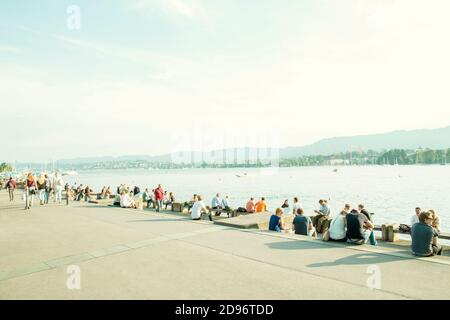 Zürich, Schweiz - 23. Juli 2014: Menschen am Ufer des Zürichsees in der Schweiz Stockfoto