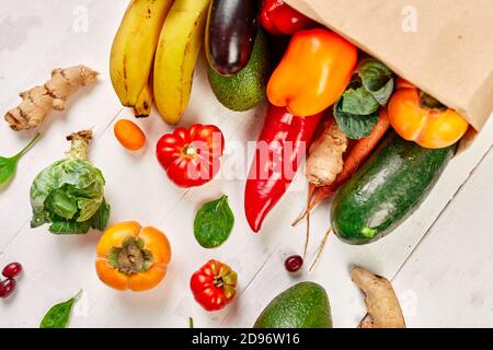 Flache Papier-Einkaufstasche mit Sortiment an frischem Gemüse Und Obst Stockfoto