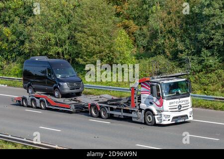 Brit Europeran Autotransporter, Autotransporter; LKW für schwere Massenguttransporte, Transport, Mercedes Benz Actros LKW, Transport, Abholung und Lieferungen, Rolfo Multi-Car Nutzfahrzeug Carrier, LKW, Spezialfracht, Fahrzeug, Lieferung, Transport, Industrie, Fracht auf der Autobahn M6. Stockfoto