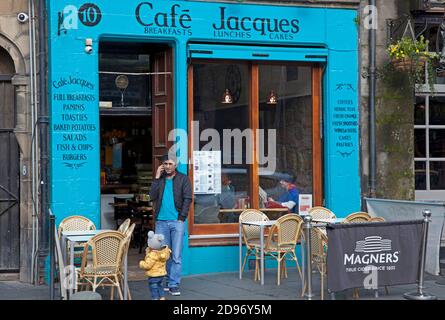 Grassmarket und Leith, Edinburgh, Schottland, Großbritannien. November 2020. Cafe im Grassmarket im Stadtzentrum ist ruhig, während es nur wenige Fußgänger oder Touristen gibt, die herumlaufen und die Pubs und Restaurants bleiben wegen Beschränkungen für den Verkauf von Alkohol geschlossen. Stockfoto