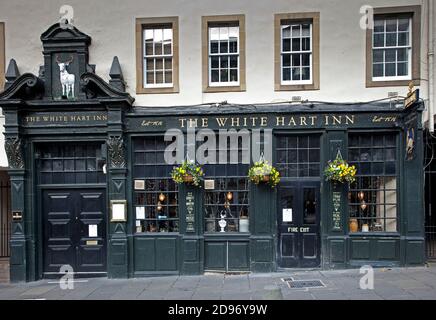 Grassmarket und Leith, Edinburgh, Schottland, Großbritannien. November 2020. Die Pubs im Grassmarket im Stadtzentrum haben Lichter an, aber es scheint nicht jemand zu Hause mit Sitzen noch auf den Tischen auf dem Gelände gedreht zu sein, es ist unklar, wann oder ob das Management beabsichtigt, für Geschäfte zu öffnen, um Mahlzeiten zu servieren, Da sie derzeit nicht in der Lage sind, Alkohol aufgrund der staatlichen Beschränkungen zu dienen. Prämisse Stockfoto