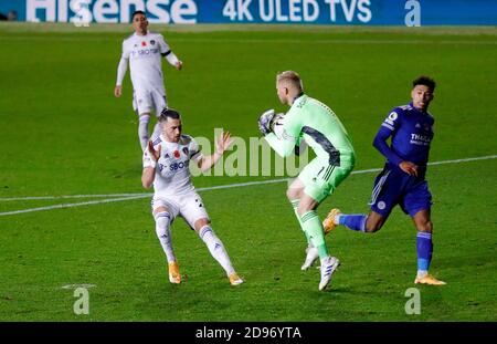 Leeds, Großbritannien. November 2020. Leicester City Torwart Kasper Schmeichel (1) behauptet sich vor Leeds United Mittelfeldspieler Jack Harrison (22) während der englischen Meisterschaft Premier League Fußballspiel zwischen Leeds United und Leicester City am 2. November 2020 in Elland Road in Leeds, England - Foto Simon Davies/ProSportsImages/DPPI/LM Kredit: Paola Benini/Alamy Live News Stockfoto