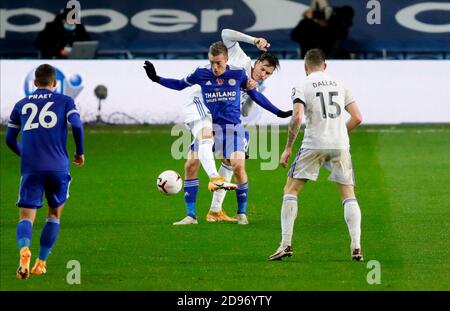 Leeds, Großbritannien. November 2020. Leicester City Stürmer Jamie Vardy (9) und Leeds United Verteidiger Robin Koch (5) während der englischen Meisterschaft Premier League Fußballspiel zwischen Leeds United und Leicester City am 2. November 2020 in Elland Road in Leeds, England - Foto Simon Davies/ProSportsImages/DPPI/LM Kredit: Paola Benini/Alamy Live News Stockfoto