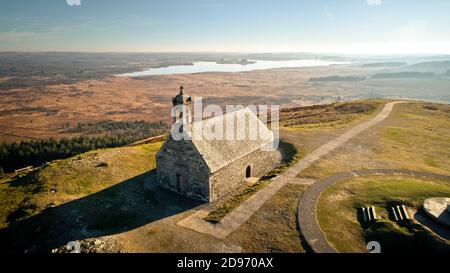 Saint-Rivoal (Bretagne, Nordwestfrankreich): Luftaufnahme des „Mont Saint-Michel de Brassparts“-Hügels in der Gebirgskette der Monts d’Arree, Armorique Stockfoto