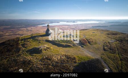 Saint-Rivoal (Bretagne, Nordwestfrankreich): Luftaufnahme des „Mont Saint-Michel de Brassparts“-Hügels in der Gebirgskette der Monts d’Arree, Armorique Stockfoto