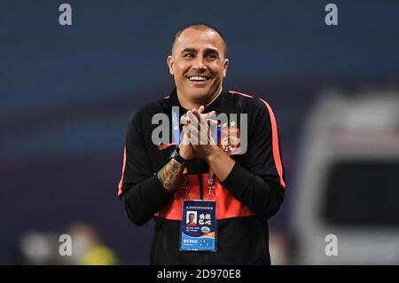 Der Manager des chinesischen Klubs Guangzhou Evergrande Fabio Cannavaro reagiert im zweiten Viertelfinalspiel von 2020 Chinese Super League (CSL) gegen Beijing Sinobo Guoan F.C., Stadt Suzhou, ostchinesische Provinz Jiangsu, 2. November 2020. Beijing Sinobo Guoan F.C. wurde von Guangzhou Evergrande Taobao F.C. mit 1:3 besiegt. Stockfoto