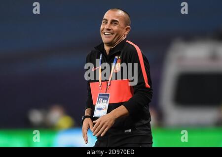 Der Manager des chinesischen Klubs Guangzhou Evergrande Fabio Cannavaro reagiert im zweiten Viertelfinalspiel von 2020 Chinese Super League (CSL) gegen Beijing Sinobo Guoan F.C., Stadt Suzhou, ostchinesische Provinz Jiangsu, 2. November 2020. Beijing Sinobo Guoan F.C. wurde von Guangzhou Evergrande Taobao F.C. mit 1:3 besiegt. Stockfoto