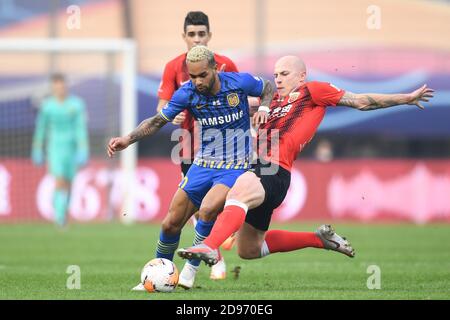 Australischer Profifußballspieler Aaron Mooy aus Shanghai SIPG F.C., rechts, Kampf um den Ball gegen den brasilianischen Fußballspieler Alex Teixeira aus Jiangsu Suning F.C., Mitte, während der zweiten Runde des Viertelfinalspiels der 2020 Chinese Super League (CSL), Stadt Suzhou, ostchinesische Provinz Jiangsu, 2. November 2020. Shanghai SIPG F.C. wurde von Jiangsu Suning F.C. mit 1:2 besiegt. Stockfoto