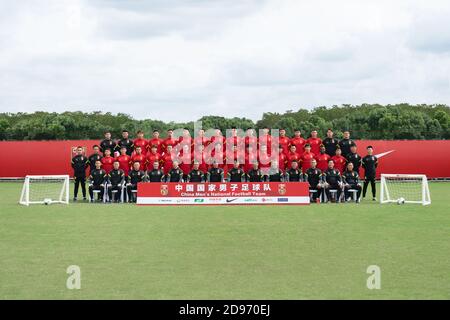 Alle Mitglieder, darunter professionelle Spieler und Trainer der China Men National Football Team Pose, um ein Gruppenfoto zu machen, Shanghai, China, 7. Oktober 2020. Stockfoto