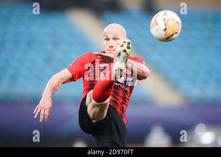 Der australische Profifußballspieler Aaron Mooy vom Shanghai SIPG F.C. spielt in der zweiten Runde des Viertelfinalspiels der 2020 Chinese Super League (CSL) gegen Jiangsu Suning F.C., Stadt Suzhou, ostchinesische Provinz Jiangsu, 2. November 2020. Shanghai SIPG F.C. wurde von Jiangsu Suning F.C. mit 1:2 besiegt. Stockfoto