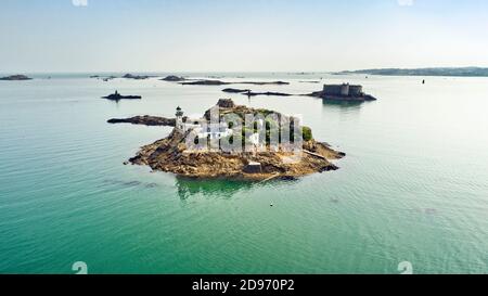 Luftaufnahme der Insel Louet in der Bucht von Morlaix, Carantec (Bretagne, Nordwestfrankreich) mit dem Leuchtturm, dem Haus des Hüters und dem Schloss Stockfoto