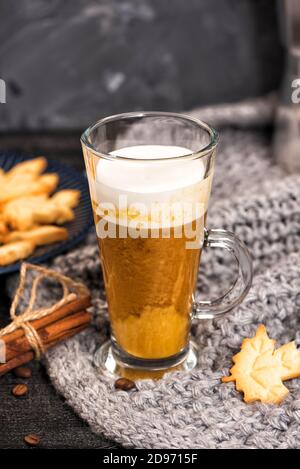 Kürbis süß würziger Latte mit Herbstkeks Stockfoto