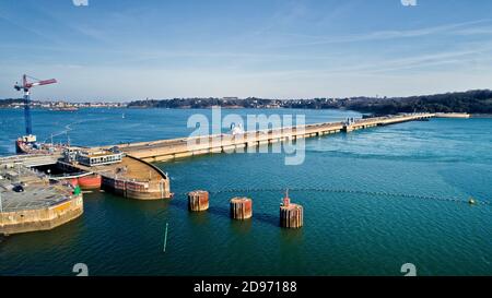 La Richardais (Bretagne, Nordwestfrankreich): Luftaufnahme des Staudamms und des Kraftwerks Rance Tidal Stockfoto